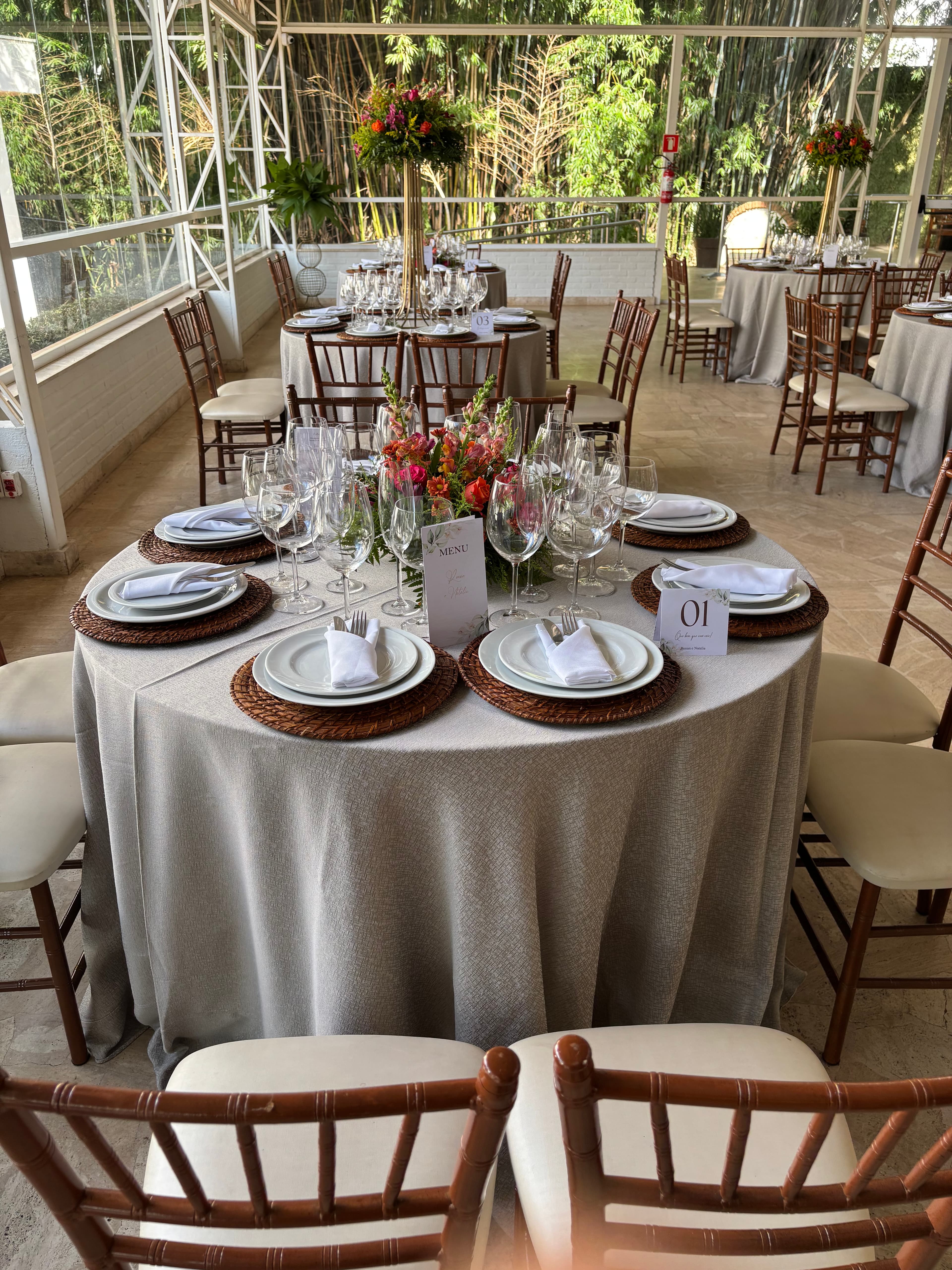 Decoração para eventos especiais: mesas e flores